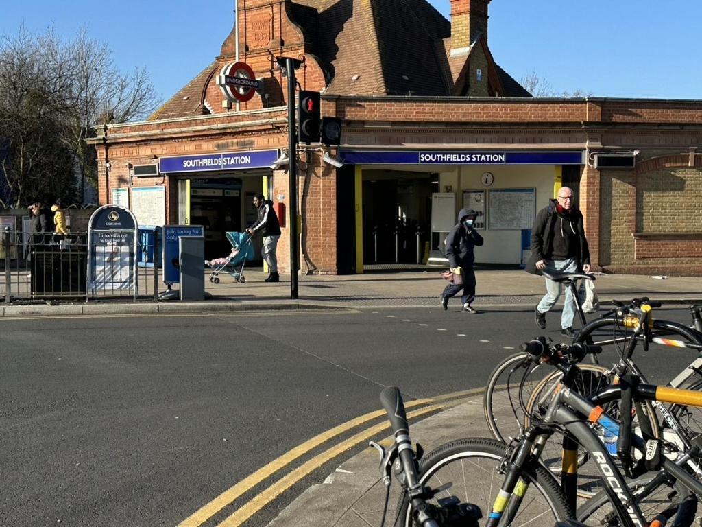 Wimbledon Studios Лондон Экстерьер фото